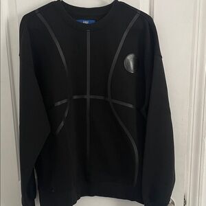 Terez x Knicks Women’s Black Crewneck Sweatshirt with Matte Basketball Design-S